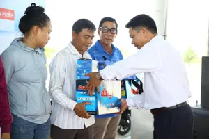 Chương trình "Cùng ngư dân thắp sáng đèn trên biển” trao quà tặng bà con ngư dân TP Huế