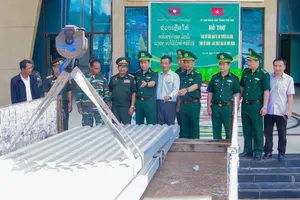 Trao tấm tôn hỗ trợ người dân bản Ta Lui