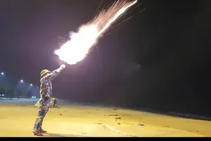 Bắn pháo hiệu kêu gọi tàu thuyền vào bờ tránh bão số 5