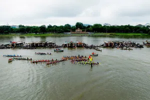 Tưng bừng giải đua ghe trên sông Hương, sáng 2-9
