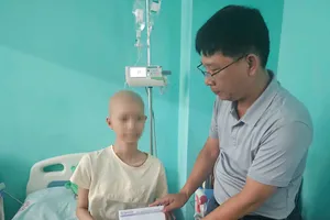 Phóng viên Báo SGGP trao 23 triệu đồng giúp cháu Tường Vy chữa bệnh