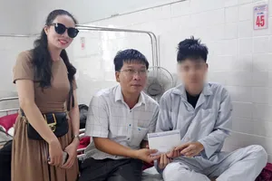 Trao 26 triệu đồng bạn đọc Báo SGGP hỗ trợ Phương Đông chữa bệnh