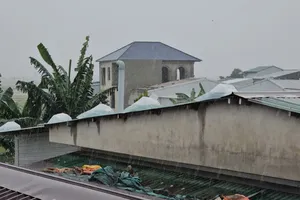 Nhiều người Huế dùng nilon đựng nước gia cố mái nhà chống gió bão số 10