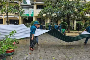 Huế: Khẩn cấp khắc phục lốc xoáy giúp các nạn nhân có nơi tránh bão
