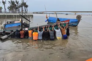 Đồn Biên phòng cửa khẩu cảng Cửa Việt kéo thuyền cá bị chìm giúp ngư dân