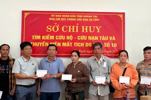 Phóng viên Báo SGGP trao tiền bạn đọc hỗ trợ thân nhân các nạn nhân mất tích, tử vong trong vụ chìm 2 tàu cá mang số hiệu BV-92756-TS và BV-92754-TS 