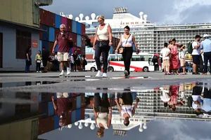 Tàu Ovation of the Seas chở hơn 4.000 hành khách cập cảng Chân Mây