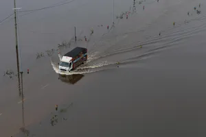 Tỉnh lộ 19A (xã Quảng Điền, TP Huế) ngập lụt cục bộ gây khó khăn cho người và phương tiện tham gia giao thông