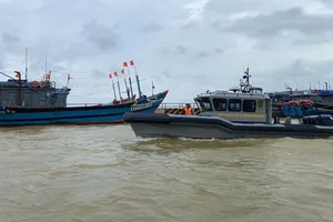 Bộ đội biên phòng TP Huế yêu cầu các chủ tàu thuyền chủ động ứng phó bão số 12.