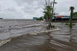 Triều cường dâng cao tấn công hàng quán ven phá Tam Giang