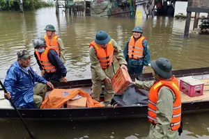 Lãnh đạo UBND phường Hóa Châu hỗ trợ mì tôm người dân vùng ngập lụt