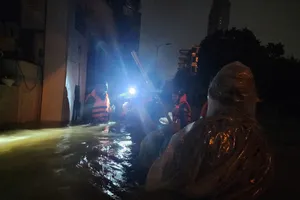 Công an TP Huế sử dụng dây thừng làm điểm tựa, rồi cùng nhau lao vào những điểm ngập lụt trong đêm tối để hỗ trợ, di dời hàng trăm hộ dân mắc kẹt tại các vùng nước sâu đến nơi an toàn