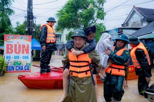 Lũ vây Bệnh viện Trung ương Huế, khẩn cấp di dời bệnh nhân