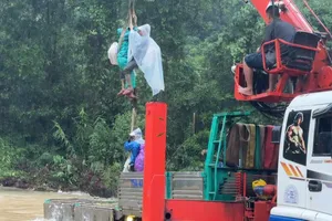 Sử dụng xe cẩu giải cứu 6 người dân đi phát rừng bị mắc kẹt vì mưa lũ