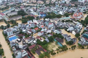 Lũ lụt chia cắt TP Huế