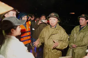 Phó Thủ tướng Trần Hồng Hà thăm hỏi, động viên bà con nhân dân vùng lũ TP Huế