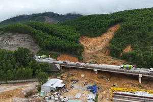 Ngổn ngang đường cao tốc La Sơn – Hòa Liên sau lũ dữ