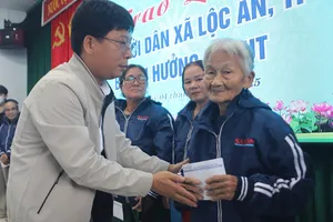 Đại diện Báo SGGP trao quà cứu trợ người dân bị ảnh hưởng bởi lũ lụt ở xã Lộc An, TP Huế