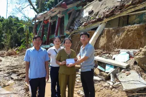 Báo SGGP trao tiền của Câu lạc bộ IT Golf HCM hỗ trợ gia đình bà Nguyễn Thị Hiệp có nhà bị sập trong đợt lũ ngày 28-10, ở thôn Phú Nam, xã Khe Tre, TP Huế 