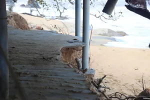 Sóng biển đánh tan hoang các công trình dọc bãi biển Hàm Rồng