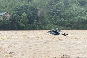 Xe đầu kéo bị lũ cuốn trôi khi tài xế cố tình vượt đập tràn