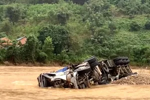 Lũ rút dần, xe đầu kéo gặp nạn nổi lên cách vị trí gặp nạn là đập tràn A Rông Trên (xã La Lay, tỉnh Quảng Trị) khoảng 100m