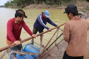 Nỗ lực sửa chữa, nâng cấp cầu phao bắc qua sông Tả Trạch sau khi bị lũ cuốn trôi