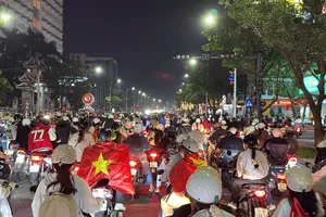 Đông đảo người dân và du khách ở Huế xuống đường ăn mừng chiến thắng U22 Việt Nam