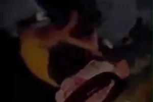 Người đàn ông bị nhóm thanh thiếu niên tấn công. Ảnh cắt từ clip