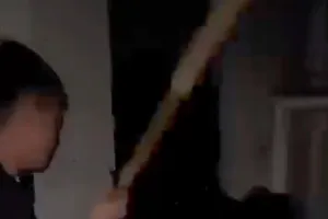 Nhóm học sinh dùng gậy đánh đập ông H.