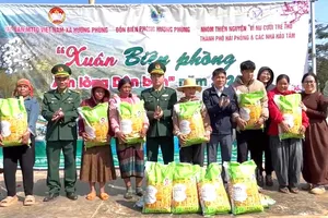 Trao hơn 800 suất quà tặng học sinh và đồng bào nơi biên cương