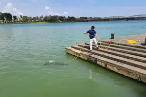 Thợ lặn dùng camera chuyên dụng tìm 2 lượng vàng rơi xuống sông Hương