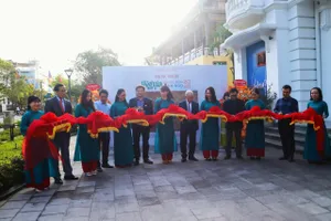 Các đại biểu thực hiện nghi thức khai mạc triển lãm