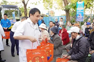 Lãnh đạo Bệnh viện Trung ương Huế tặng quà cho các bệnh nhân trước khi về quê ăn tết cùng gia đình