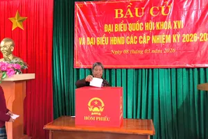 Bà con Bru - Vân Kiều băng rừng, vượt thác đi bầu cử sớm