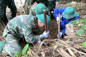 Phát hiện hài cốt liệt sĩ tại cửa hang đá