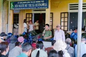 Trao quà cho hội viên Hội Người mù tại TP Huế