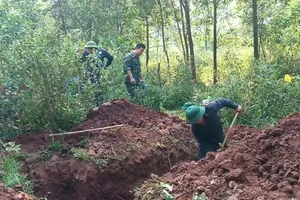 Tìm kiếm và cất bốc 2 hài cốt liệt sĩ tại bản Bãi Dinh, xã Dân Hóa, tỉnh Quảng Trị.