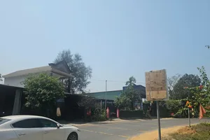 Biển cấm trên tuyến quốc lộ 49 đoạn gần đường tránh Huế đang được lắp đặt