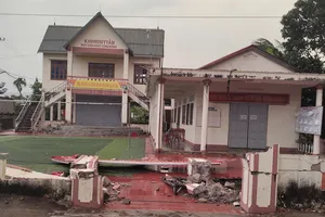 Cổng nhà văn hóa thôn Duy Tân, xã Lao Bảo, tỉnh Quảng Trị bị lốc xoáy đánh gãy đổ