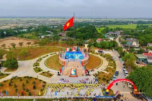 Lễ thượng cờ tại Di tích quốc gia đặc biệt Đôi bờ Hiền Lương - Bến Hải, kết hợp diễu hành phát động phong trào "Đạp xe vì hòa bình"