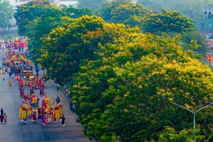 Rực sắc màu tại lễ rước Thánh Mẫu lên điện Huệ Nam