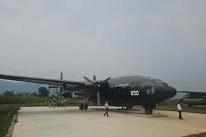 “Toa xe bay” C-119 tạo điểm nhấn hút khách tham quan sân bay Tà Cơn