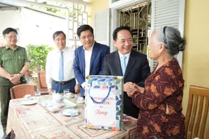 Trưởng Ban Tuyên giáo và Dân vận Trung ương Trịnh Văn Quyết đến thăm hỏi và tặng quà nguyên Ủy viên Bộ Chính trị, Bí thư Trung ương Đảng khóa IX, Trưởng ban Tư tưởng - Văn hóa Trung ương Nguyễn Khoa Điềm