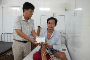 Phóng viên Báo SGGP trao 4,5 triệu đồng bạn đọc hỗ trợ anh Lê Văn Toán lần thứ 3