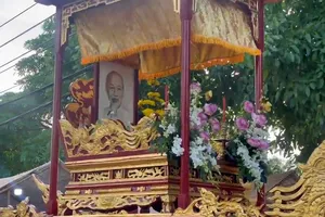 Thiêng liêng lễ rước hoa sen, chân dung Bác Hồ ở Huế