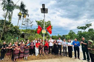 Khánh thành công trình “Ánh sáng đường Biên” và “Đường cờ Tổ quốc” trao tặng nhân dân thôn Phú Thượng, xã A Lưới 3