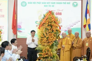 Phó Thủ tướng Nguyễn Văn Thắng thăm, chúc mừng Đại lễ Phật đản ở Huế