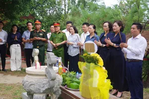 Thượng tướng Nguyễn Doãn Anh và đoàn công tác dâng hoa, dâng hương viếng mộ Đại tướng Võ Nguyên Giáp