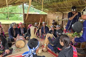 Họ hàng hai bên gia đình thực hiện các nghi lễ truyền thống trong lễ cưới